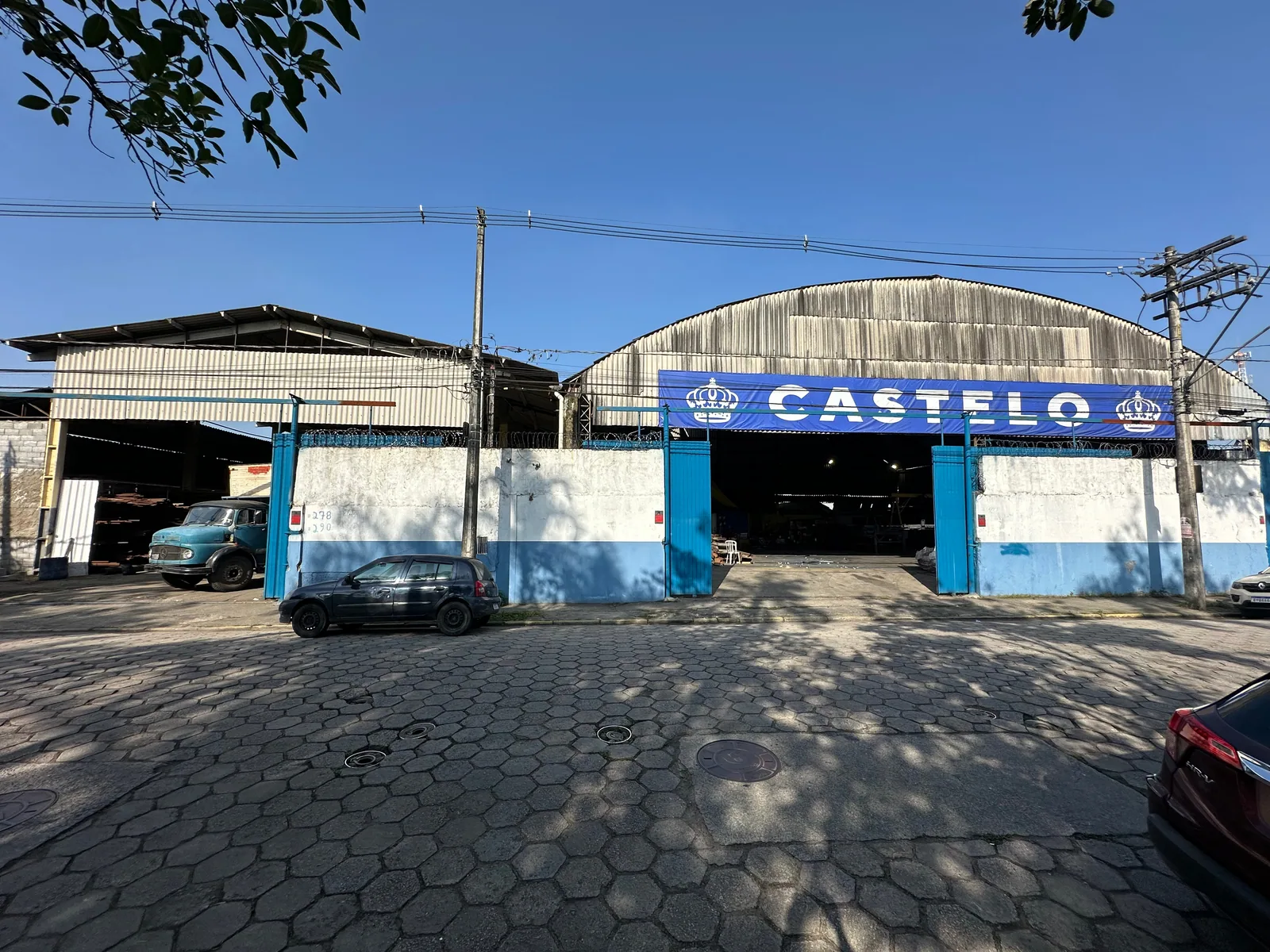 Fachada real da Castelo Ferros em Jardim Casqueiro, Cubatão